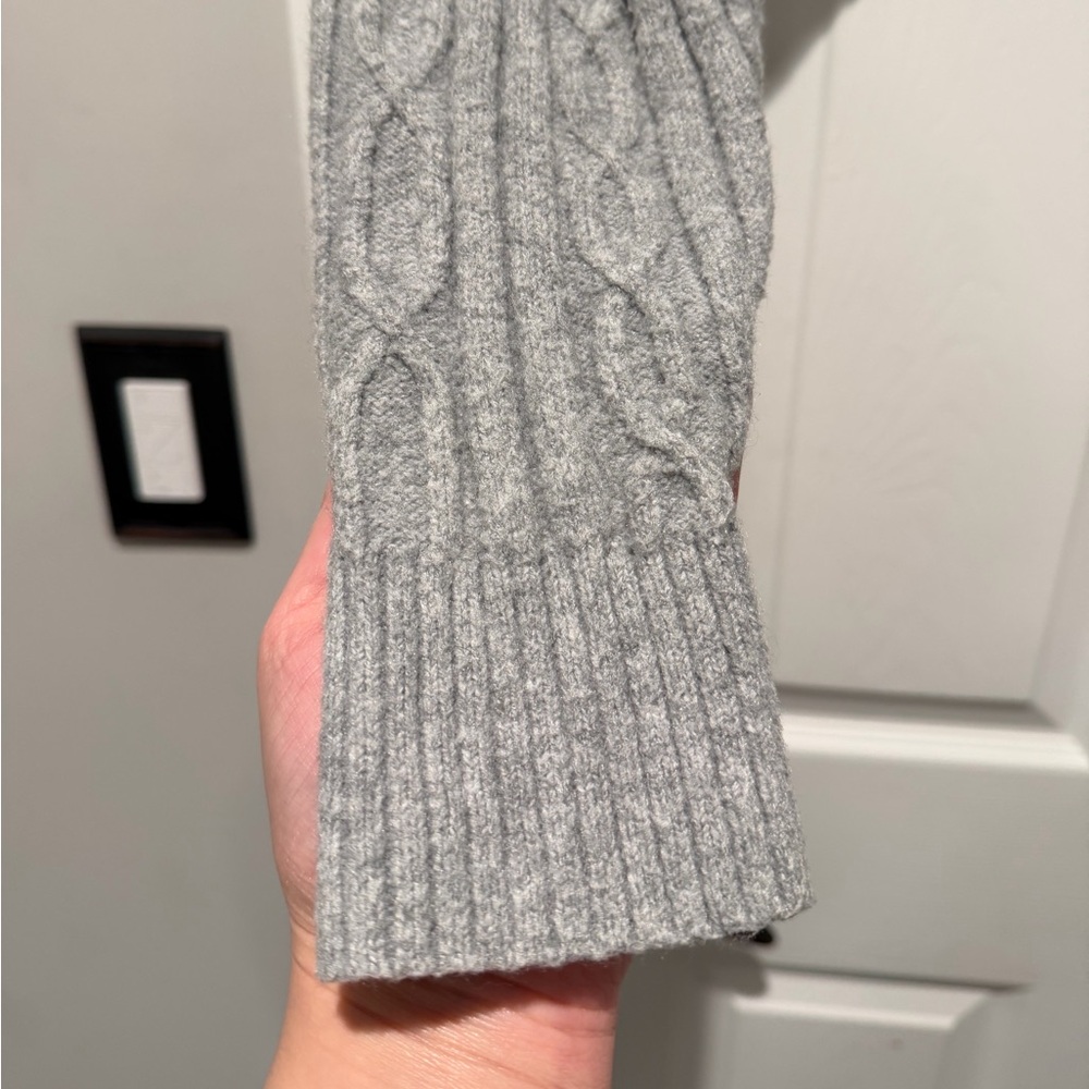 Auth.✅ ALO Yoga Bliss Knit Crop Hoodie in “Athletic Heather Grey” Size M/L🩶 - Picture 5 of 9